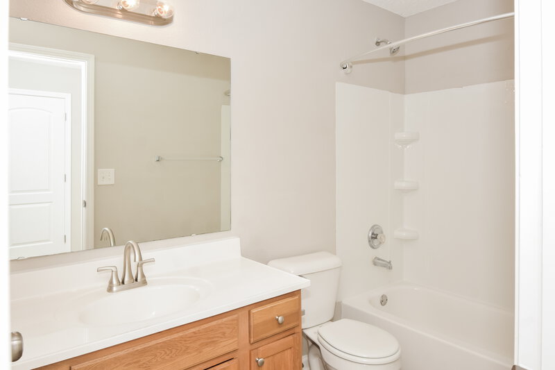 2,120/Mo, 19424 Fox Chase Dr Noblesville, IN 46062 Bathroom View