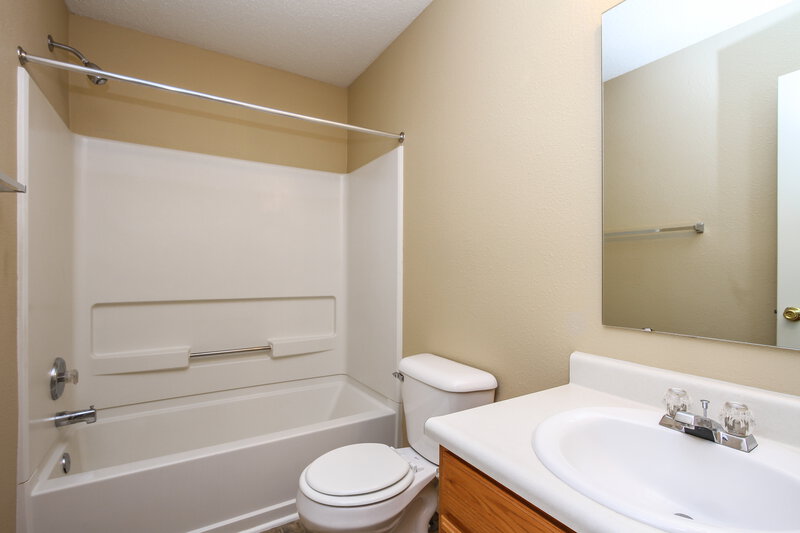 1,720/Mo, 12554 Bearsdale Dr Indianapolis, IN 46235 Bathroom View