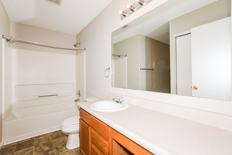 1,810/Mo, 12554 Bearsdale Dr Indianapolis, IN 46235 Main Bathroom View