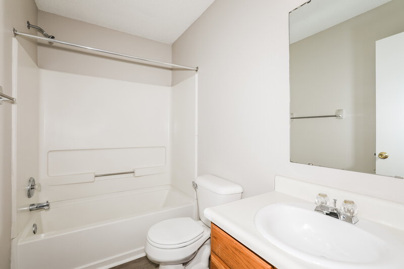 1,810/Mo, 12554 Bearsdale Dr Indianapolis, IN 46235 Bathroom View