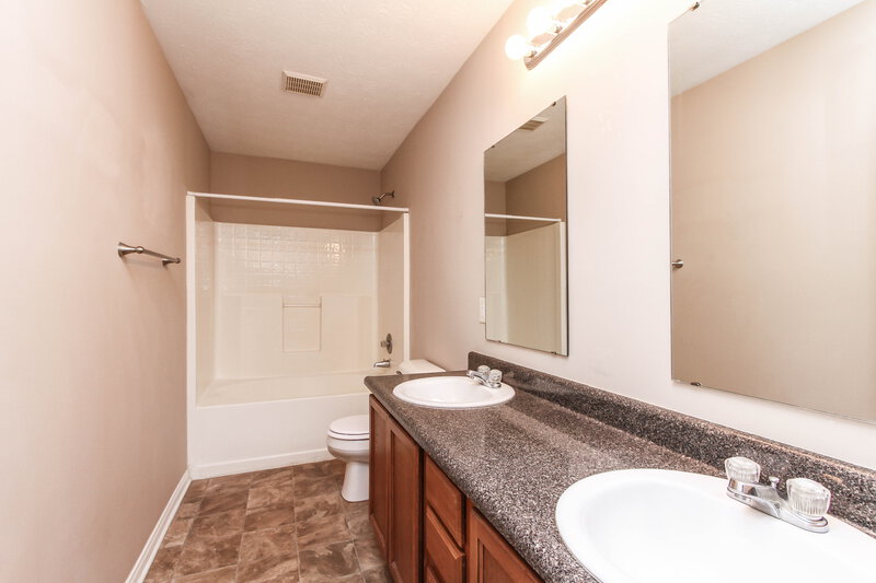 2,500/Mo, 6388 Oyster Key Ln Plainfield, IN 46168 Bathroom View