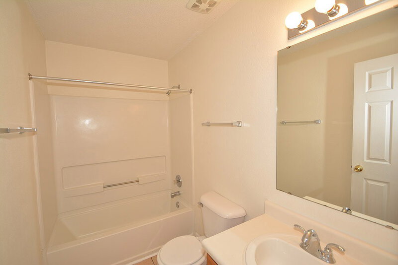 2,105/Mo, 7643 Sunflower Dr Noblesville, IN 46062 Bathroom View
