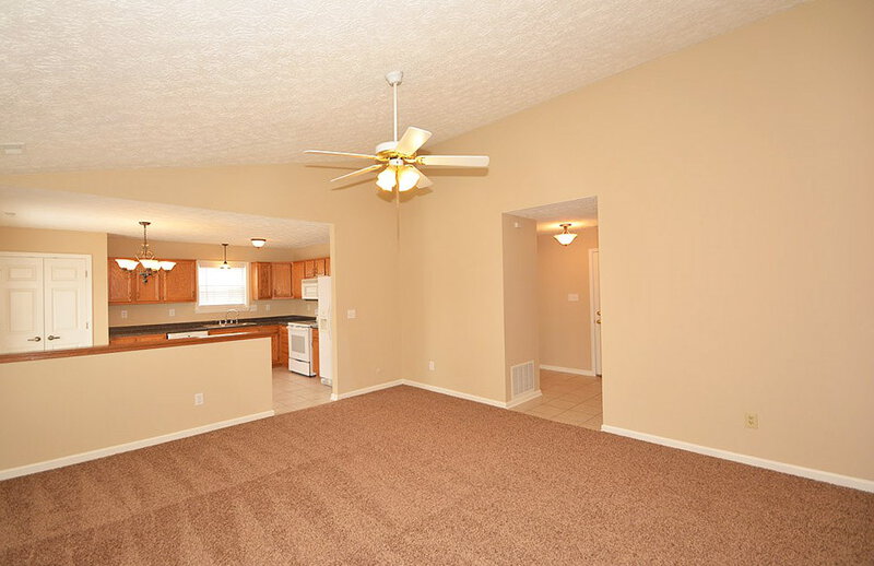 1,480/Mo, 5916 Southern Springs Ave Indianapolis, IN 46237 Great Room View 3