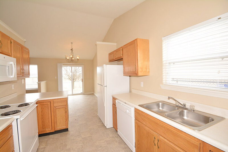 1,420/Mo, 931 Treyburn Green Dr Indianapolis, IN 46239 Kitchen View 3