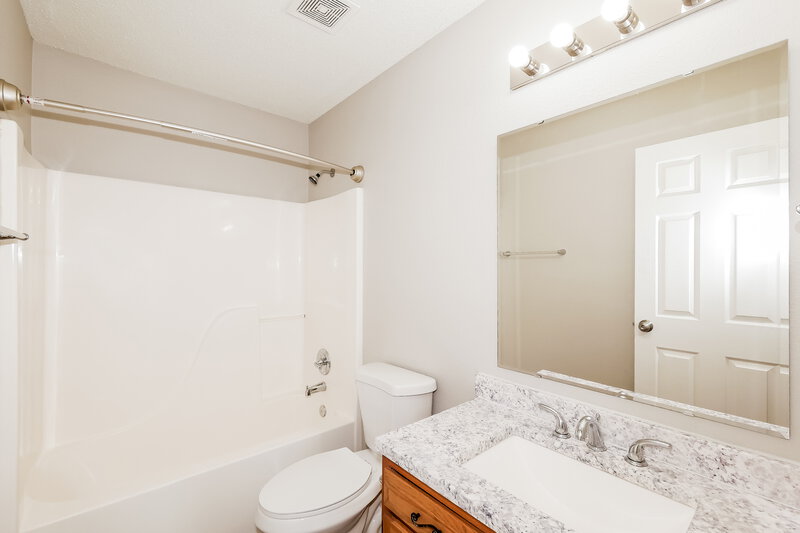 2,240/Mo, 1478 Osprey Way Greenwood, IN 46143 Main Bathroom View