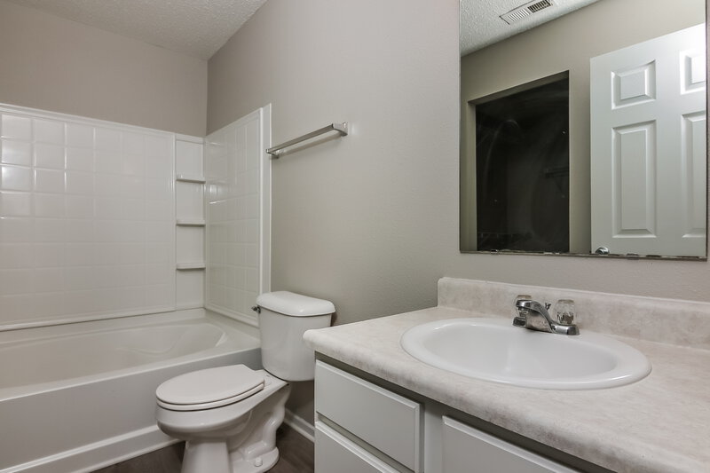 1,565/Mo, 936 Brookstone Dr Franklin, IN 46131 Main Bathroom View