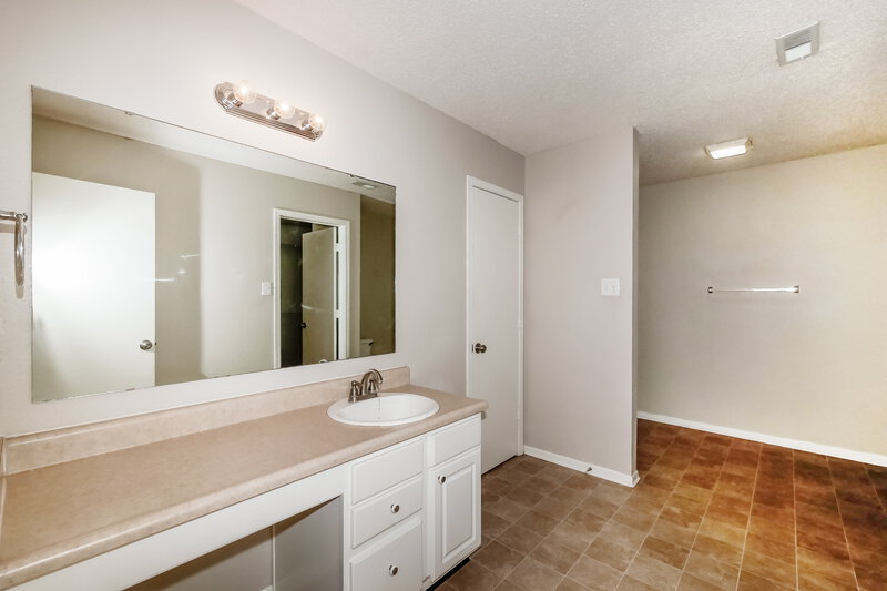 1,825/Mo, 6058 Amber Valley Ln Indianapolis, IN 46237 Main Bathroom View
