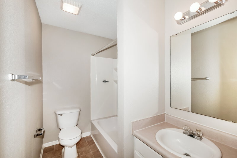 1,825/Mo, 6058 Amber Valley Ln Indianapolis, IN 46237 Bathroom View