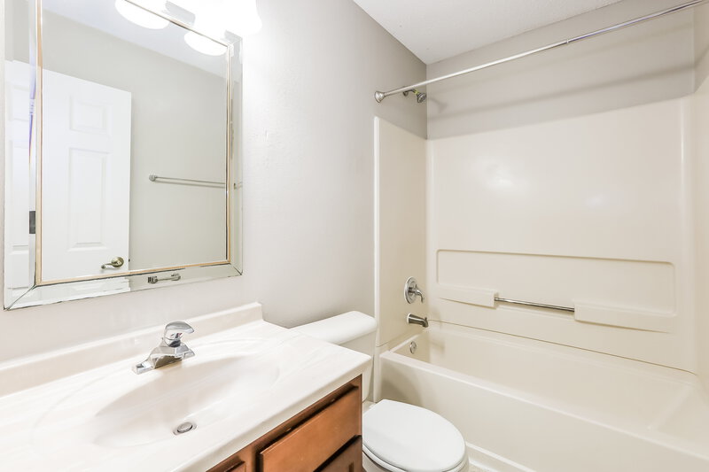 2,160/Mo, 14456 Orange Blossom Trl Fishers, IN 46038 Bathroom View