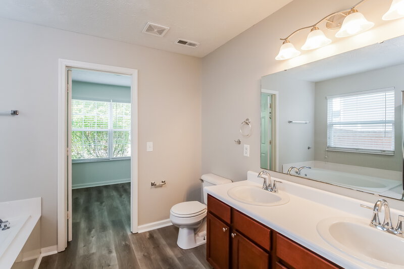 2,295/Mo, 10812 Middlebrook Ln Indianapolis, IN 46229 Main Bathroom View