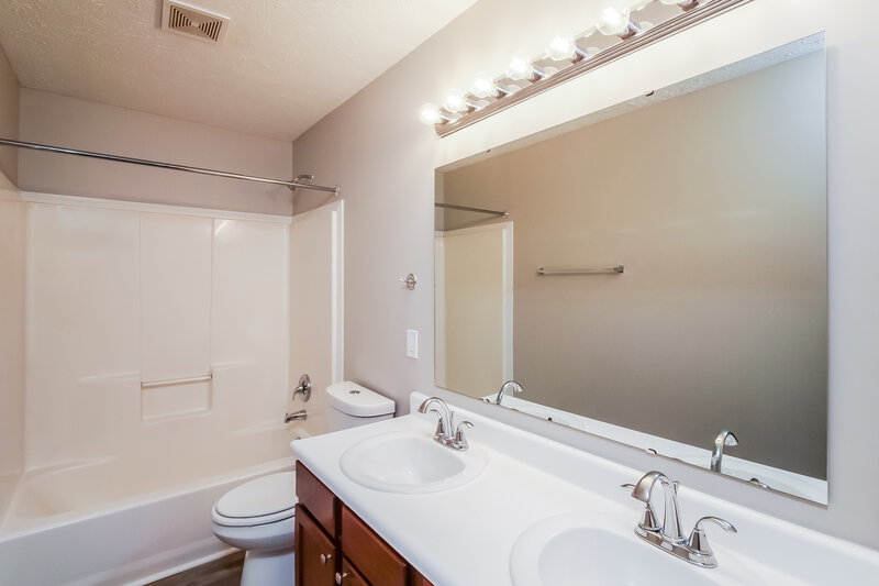 2,295/Mo, 10812 Middlebrook Ln Indianapolis, IN 46229 Bathroom View