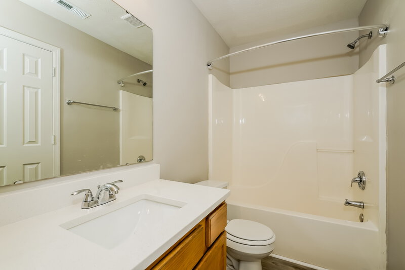 1,525/Mo, 5257 Rocky Mountain Dr Indianapolis, IN 46237 Main Bathroom View