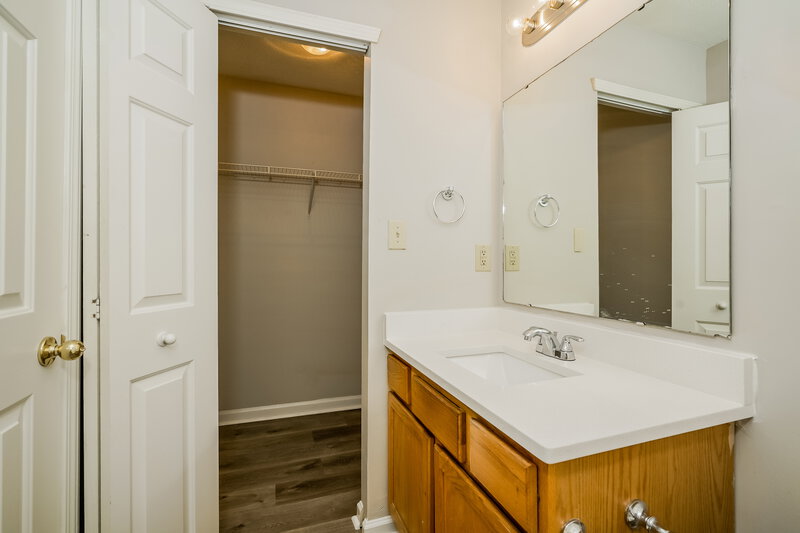 1,525/Mo, 5257 Rocky Mountain Dr Indianapolis, IN 46237 Bathroom View