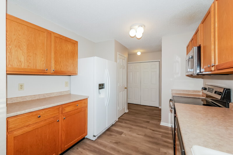 1,890/Mo, 2344 Summerwood Ln Greenwood, IN 46143 Kitchen View