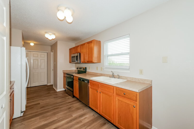 1,890/Mo, 2344 Summerwood Ln Greenwood, IN 46143 Kitchen View 2