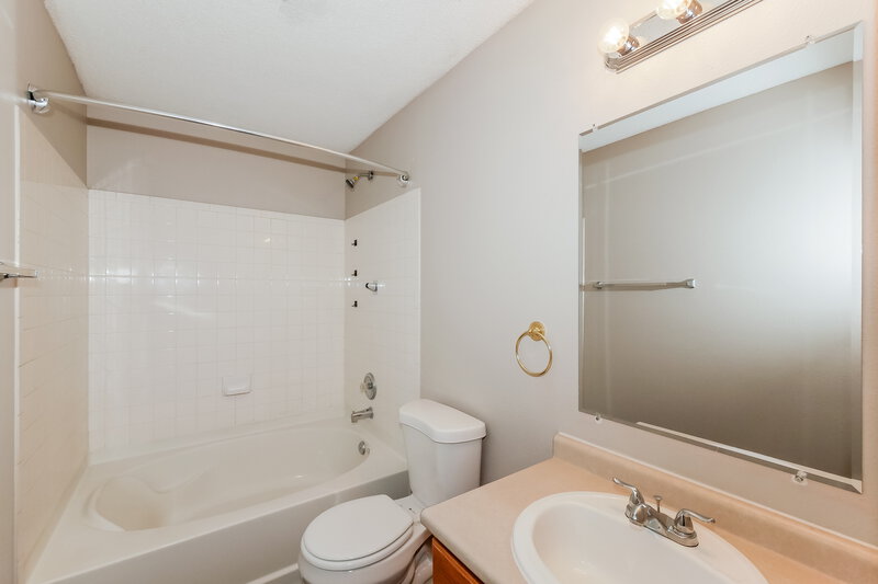 1,890/Mo, 2344 Summerwood Ln Greenwood, IN 46143 Main Bathroom View