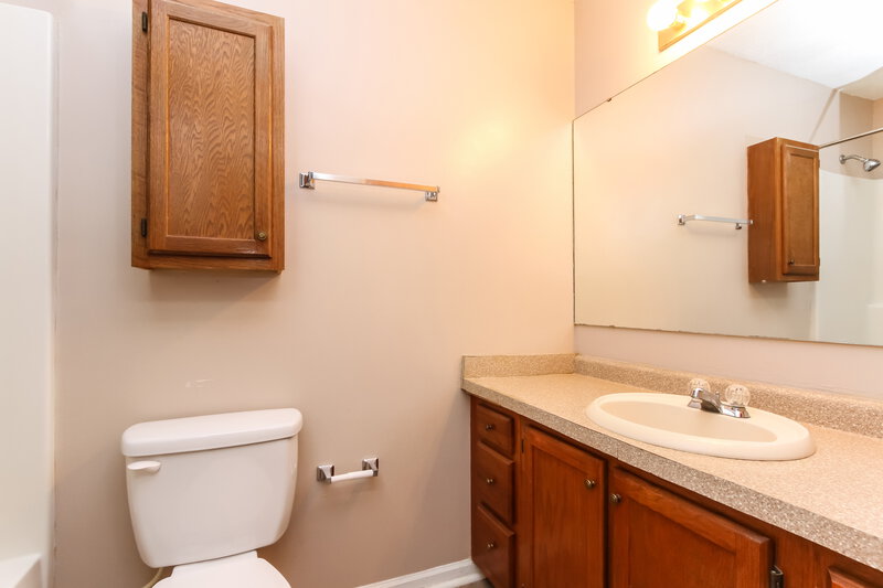 2,310/Mo, 7741 Connie Dr Indianapolis, IN 46237 Master Bathroom View