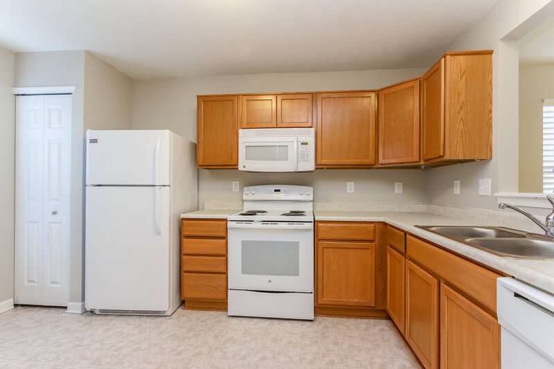 1,555/Mo, 4645 Deacon Ln Indianapolis, IN 46237 Kitchen View 2