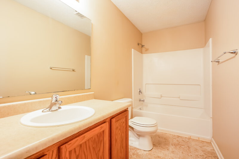 1,810/Mo, 2962 Limber Pine Dr Whiteland, IN 46184 Bathroom View
