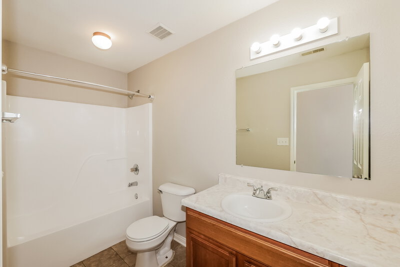 2,120/Mo, 1859 Ernest Dr Indianapolis, IN 46234 Main Bathroom View