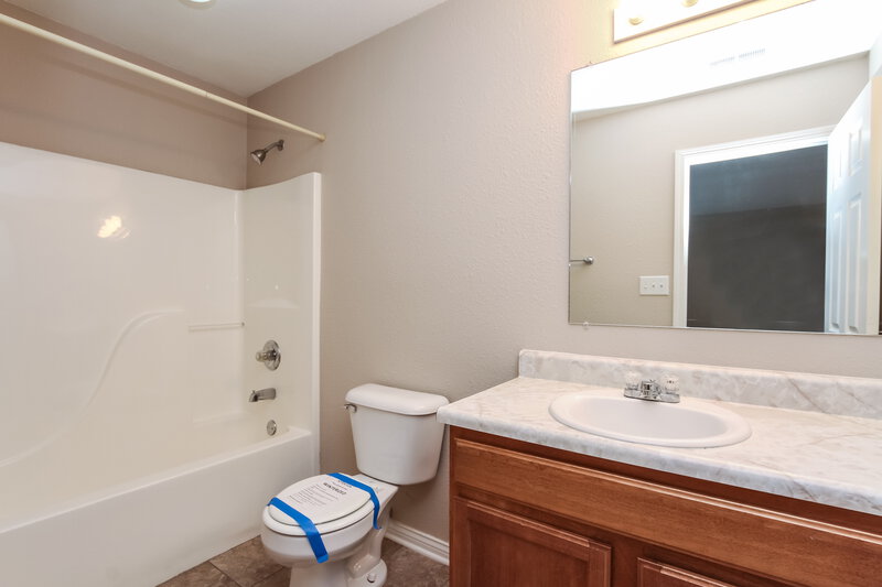 1,830/Mo, 1859 Ernest Dr Indianapolis, IN 46234 Bathroom View