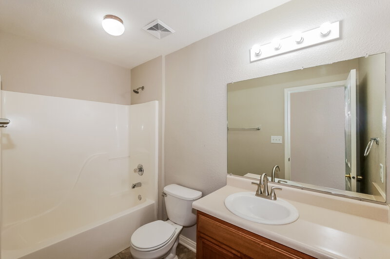 2,120/Mo, 1859 Ernest Dr Indianapolis, IN 46234 Bathroom View