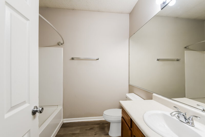 1,640/Mo, 4603 Whitham Ln Indianapolis, IN 46237 Main Bathroom View