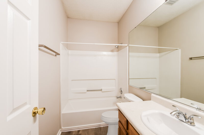 1,640/Mo, 4603 Whitham Ln Indianapolis, IN 46237 Bathroom View