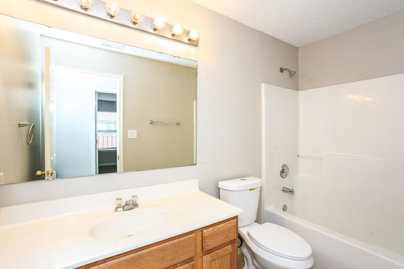 1,855/Mo, 1334 Fall Ridge Dr Brownsburg, IN 46112 Main Bathroom View