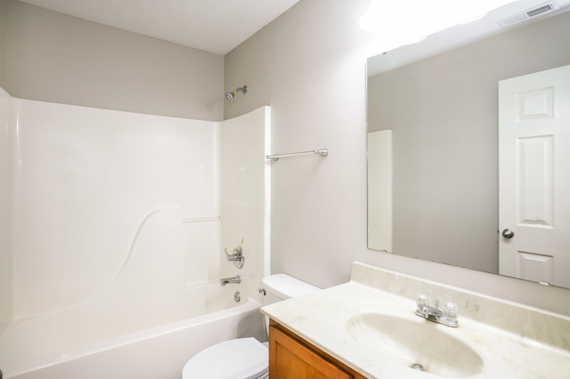 1,885/Mo, 10611 Deercrest Ln Indianapolis, IN 46239 Bathroom View