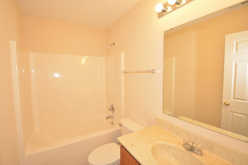 2,270/Mo, 10611 Deercrest Ln Indianapolis, IN 46239 Bathroom View