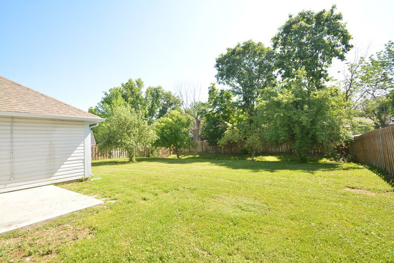 1,550/Mo, 1909 Herford Dr Indianapolis, IN 46229 Yard View