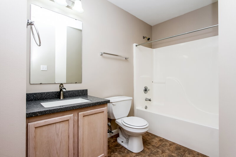 1,585/Mo, 7845 Valley Trace Ln Indianapolis, IN 46237 Bathroom View