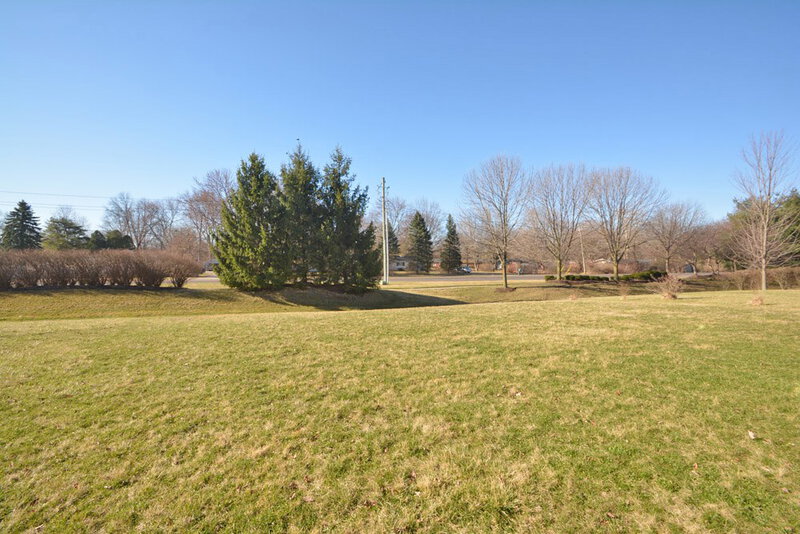 2,110/Mo, 3225 Weller Dr Indianapolis, IN 46268 Yard View
