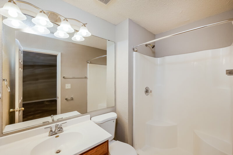 1,615/Mo, 8126 Whitview Dr Indianapolis, IN 46237 Main Bathroom View