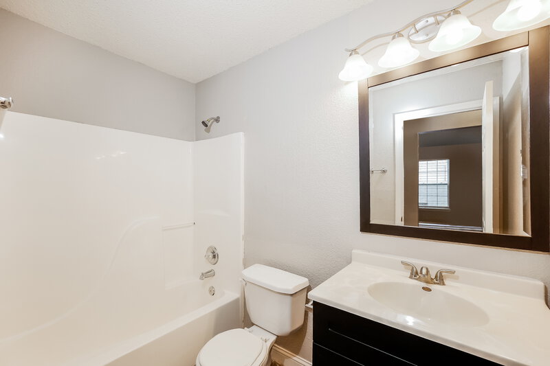 1,615/Mo, 8126 Whitview Dr Indianapolis, IN 46237 Bathroom View