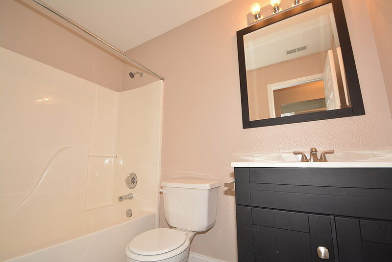 1,470/Mo, 8126 Whitview Dr Indianapolis, IN 46237 Bathroom View