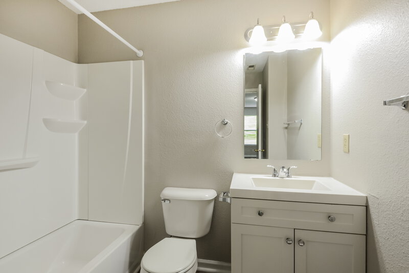 1,725/Mo, 10985 Glenayr Dr Camby, IN 46113 Bathroom View