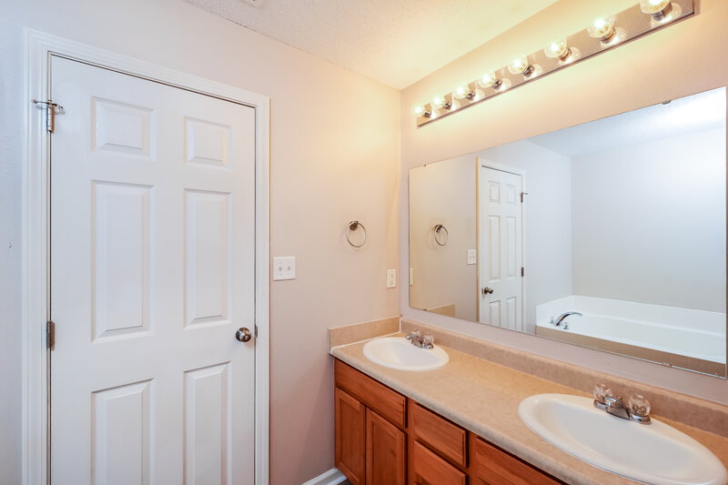 1,745/Mo, 8136 Whistlewood Ct Indianapolis, IN 46239 Main Bathroom View