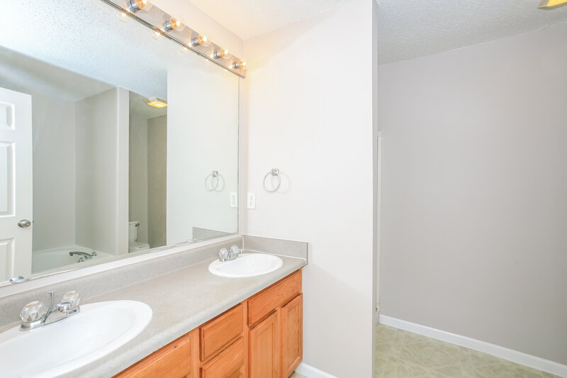 1,830/Mo, 635 Rocky Meadow Dr Greenwood, IN 46143 Main Bathroom View