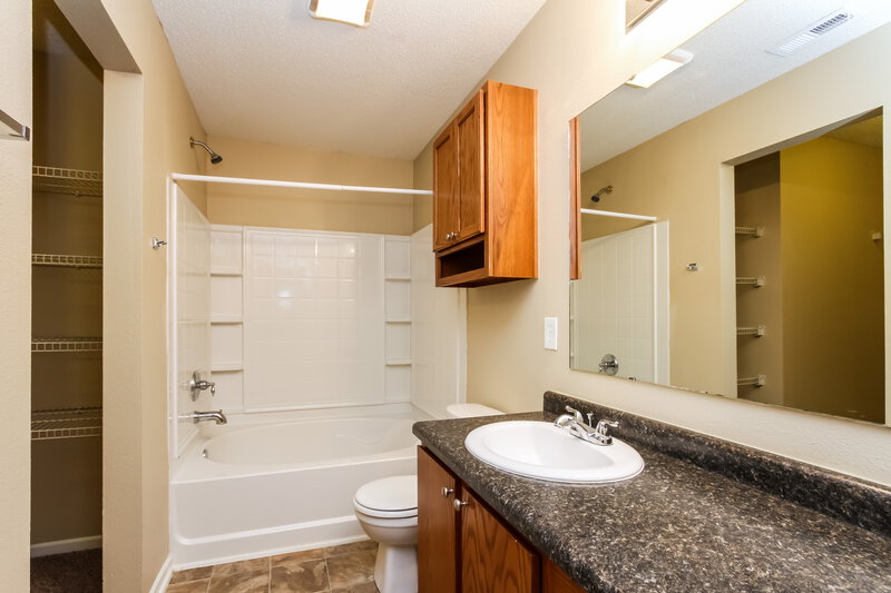 1,330/Mo, 815 Gristmill Dr Franklin, IN 46131 Bathroom View