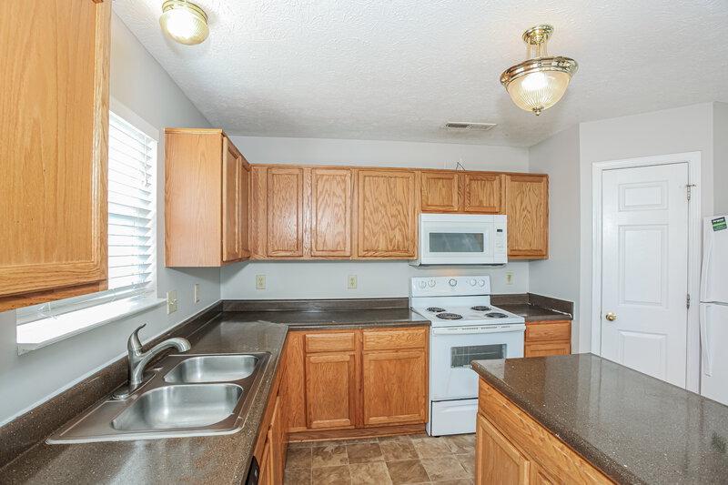 2,270/Mo, 6919 N Karnes Dr McCordsville, IN 46055 Kitchen View 2
