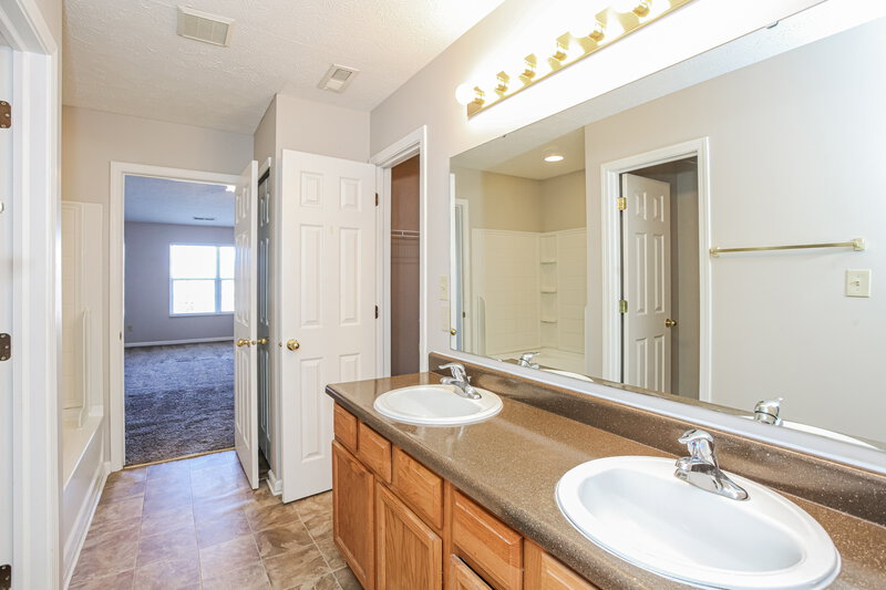 2,270/Mo, 6919 N Karnes Dr McCordsville, IN 46055 Main Bathroom View