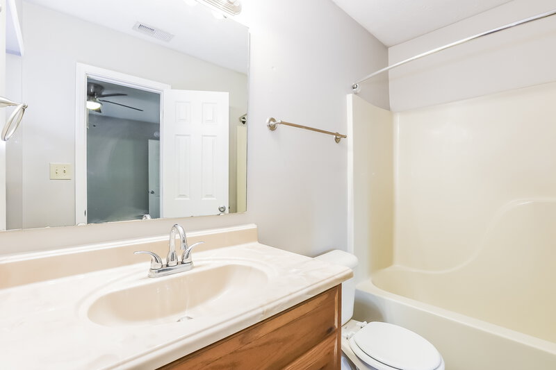 1,785/Mo, 7710 Sergi Canyon Dr Indianapolis, IN 46217 Main Bathroom View