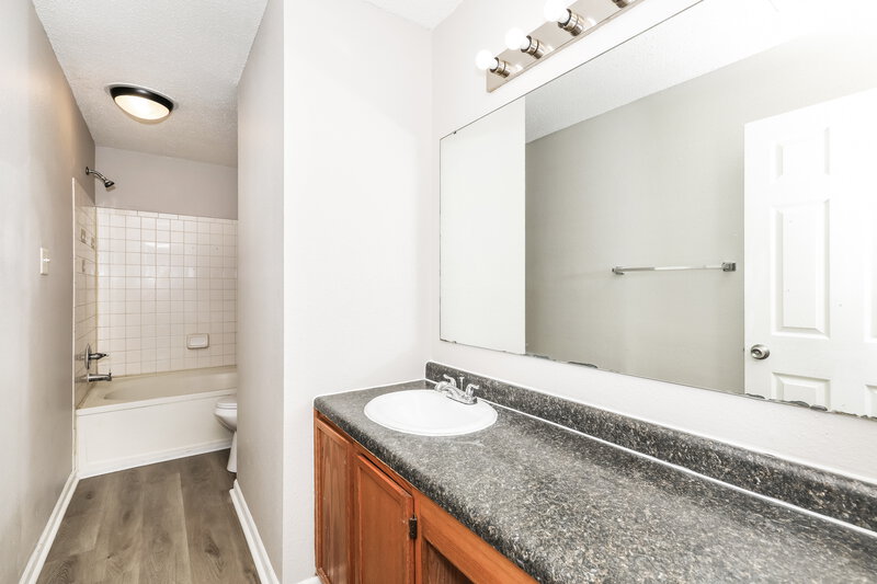 1,870/Mo, 1178 Kenwood Dr Greenwood, IN 46143 Main Bathroom View