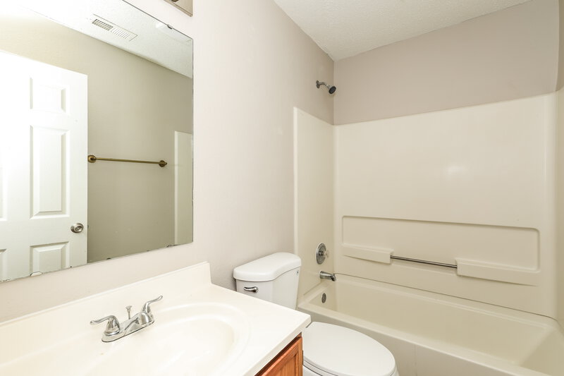 1,870/Mo, 1178 Kenwood Dr Greenwood, IN 46143 Bathroom View