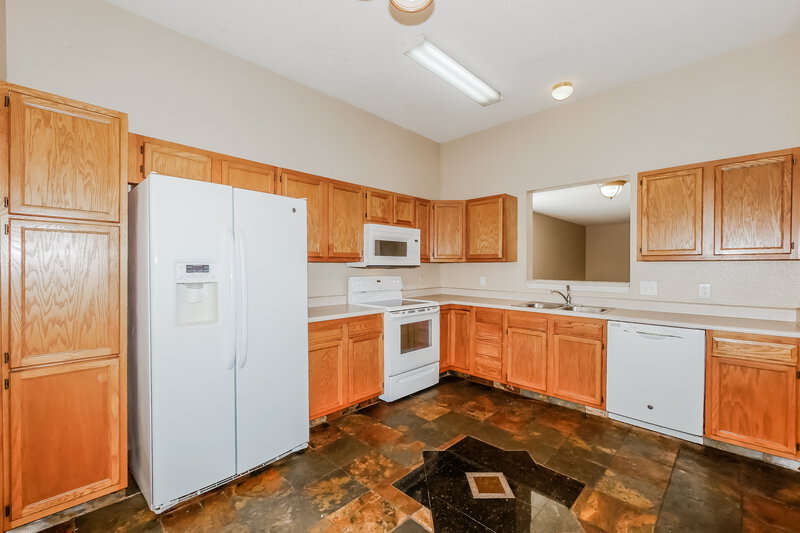 2,240/Mo, 720 Treyburn Lakes Way Indianapolis, IN 46239 Kitchen View 2