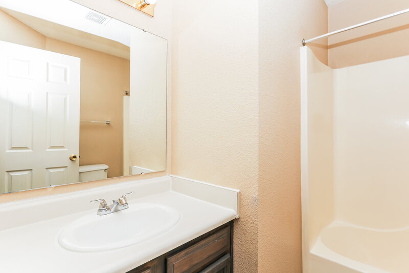 1,985/Mo, 720 Treyburn Lakes Way Indianapolis, IN 46239 Main Bathroom View 2