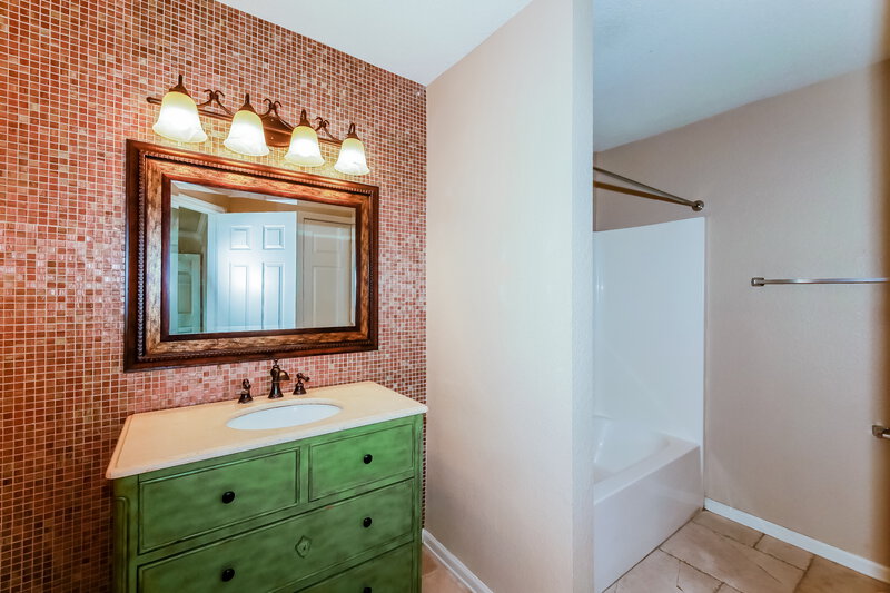 2,240/Mo, 720 Treyburn Lakes Way Indianapolis, IN 46239 Main Bathroom View