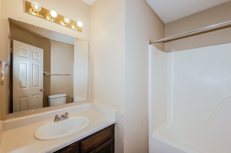 2,240/Mo, 720 Treyburn Lakes Way Indianapolis, IN 46239 Bathroom View